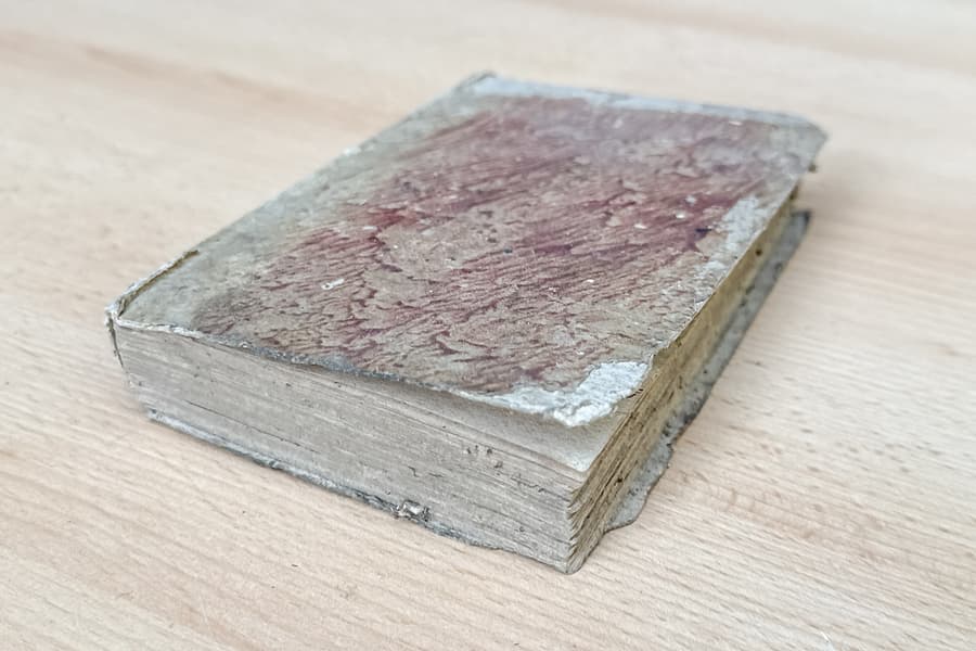 Antikes Heiligenbuch